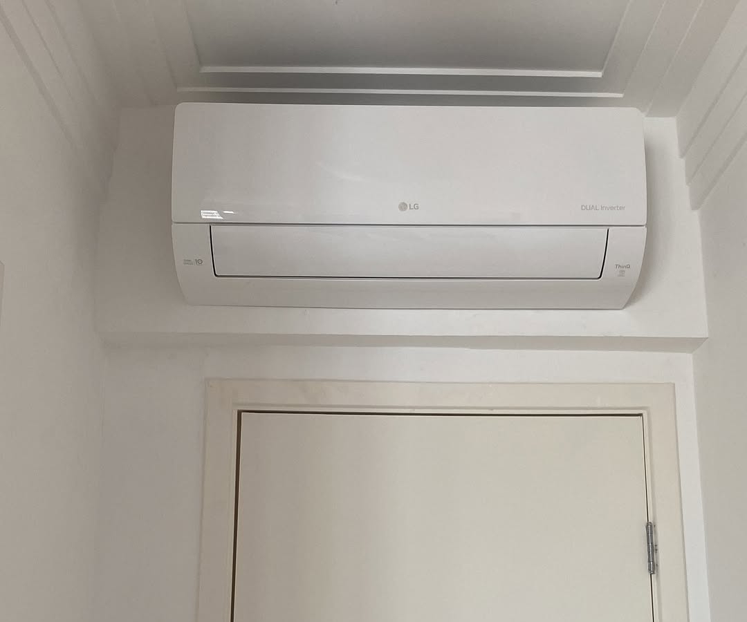 Técnico GRB-Ar instalando ar condicionado split em residência de Embu das Artes